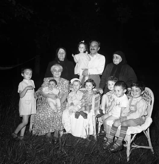 С 1921 года Анастас Микоян был женат на Ашхен Туманян, у них родилось пятеро сыновей