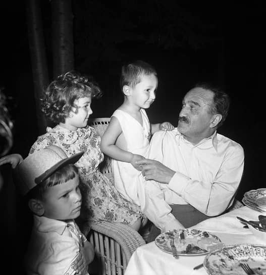 В 1930 году Анастас Микоян возглавил Наркомат снабжения, а затем и созданный на его базе Наркомат пищевой промышленности и сосредоточился на техническом перевооружении отрасли. В 1936 году он посетил США для изучения передовых технологий. Вскоре в СССР начали производить знаменитые «микояновские котлеты», кетчуп и соки, внедрили технологии быстрой заморозки и современной холодильной техники. Именно по инициативе Микояна в 1932 году были введены «рыбные дни» в общепите