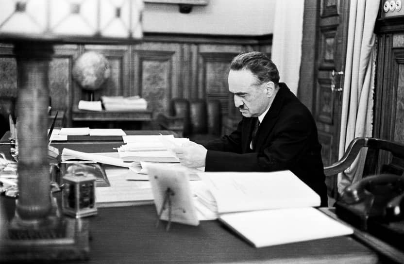 В эпоху «великого перелома» — как называл Сталин начатую в конце 1920–х годов политику форсированной индустриализации и коллективизации — Микоян вошел в высшее руководство компартии. В 1935 году стал членом Политбюро (в 1952–1966 годах — Президиума) ЦК ВКП(б)-КПСС и покинул руководящий орган лишь в марте 1966 года