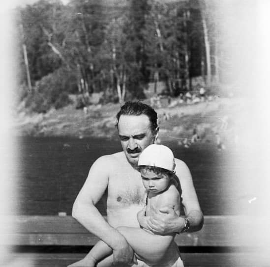 В апреле 1920 года Анастас Микоян участвовал в провозглашении Азербайджана советской республикой, а его последующая активная позиция в защиту права республики на самоопределение и частые споры с армянскими коммунистами принесли ему прозвище «мусульманский коммунист»