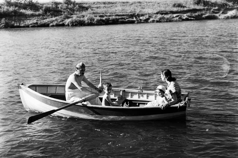 В 1922 году по рекомендации Иосифа Сталина Микоян был назначен секретарем Юго-Восточного бюро ЦК в Ростове-на-Дону. Позже он стал председателем Северо-Кавказского краевого комитета партии, неизменно поддерживая линию Сталина во всех внутрипартийных дискуссиях