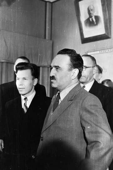 Анастас Микоян получил духовное образование, окончив в 1916 году Нерсесянскую семинарию в Тифлисе и проучившись в Эчмиадзинской академии. Дальнейшее обучение прервала Первая мировая война, на фронте которой он служил в армянской добровольческой дружине. После демобилизации по болезни в 1915 году Микоян вступил в ряды большевиков. В 1917 году он вошел в состав комитета партии в Баку и редактировал большевистские газеты