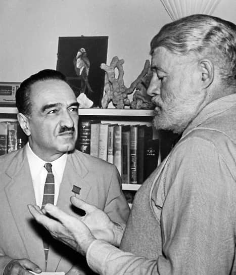 Анастас Микоян родился в крестьянской семье в Тифлисской губернии (ныне территория Армении). Страсть к чтению и самообразованию помогла ему освоить несколько иностранных языков. В феврале 1960 года он посетил писателя Эрнеста Хемингуэя (на фото справа) в его поместье на Кубе. Микоян привез в подарок русскую водку, матрешку, альбом репродукций из Эрмитажа и двухтомное собрание сочинений американского автора