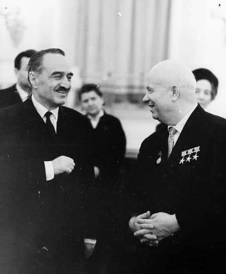 В конце 1930-х годов Анастас Микоян неоднократно выезжал в различные регионы страны для организации борьбы с так называемыми «врагами народа» по поручению Иосифа Сталина. На февральско-мартовском пленуме ЦК ВКП(б) 1937 года он возглавил комиссию по делу бывших членов Политбюро Николая Бухарина и Алексея Рыкова, безоговорочно поддержав все выдвинутые против них обвинения
&lt;br>На фото: с первым секретарем ЦК КПСС Никитой Хрущевым, 1960-е