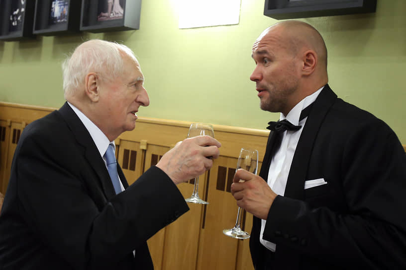 Максим Аверин на праздновании 80-летия художественного руководителя «Ленкома» Марка Захарова (слева), 2013 год