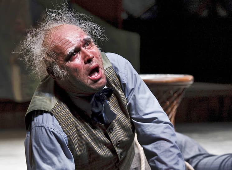 В 2009 году актер сыграл в театре «Сатирикон» в спектакле «Тополя и ветер» в постановке Константина Райкина