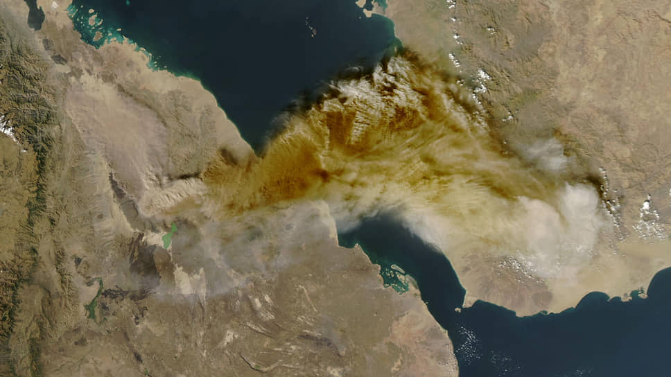 Спутниковый снимок облака пепла над Красным морем 