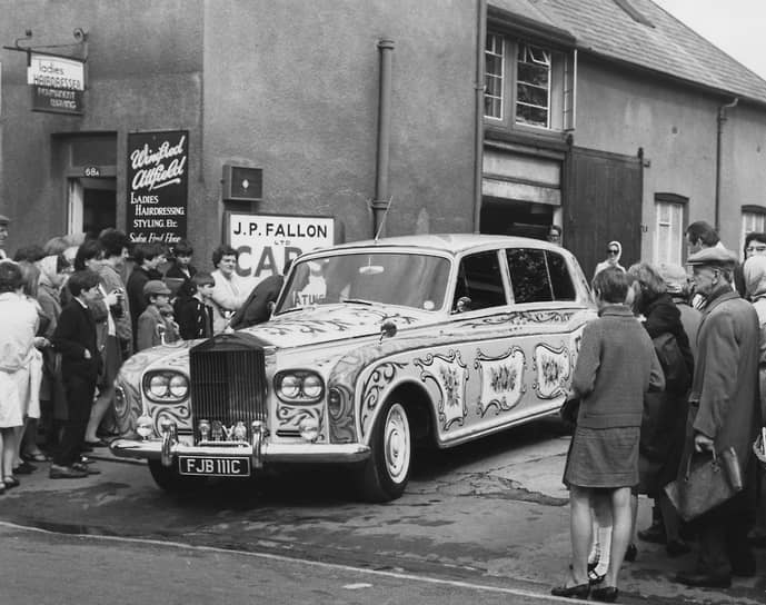 Большинство владельцев автомобилей Rolls-Royce Phantom предпочитали машины черного цвета. Джону Леннону такая расцветка не нравилась