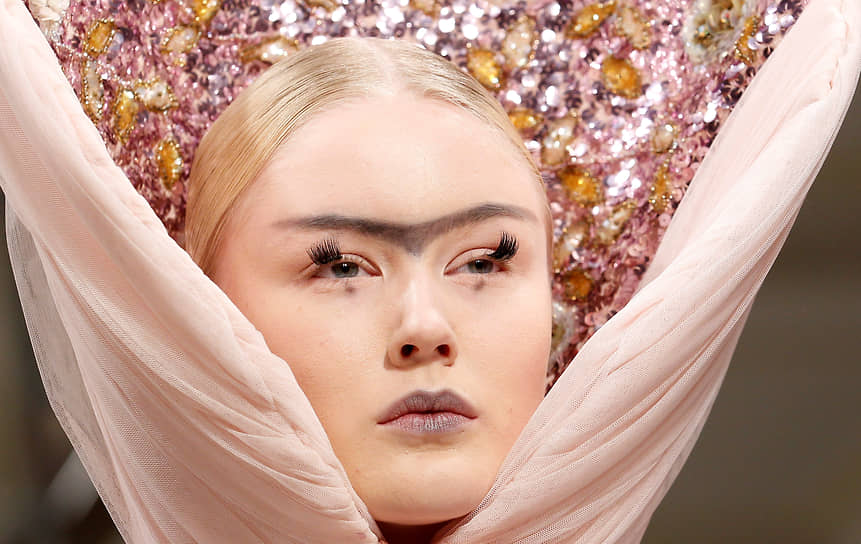 Модель в кокошнике из коллекции Пэм Хогг осень/зима 2012 на Лондонской неделе моды