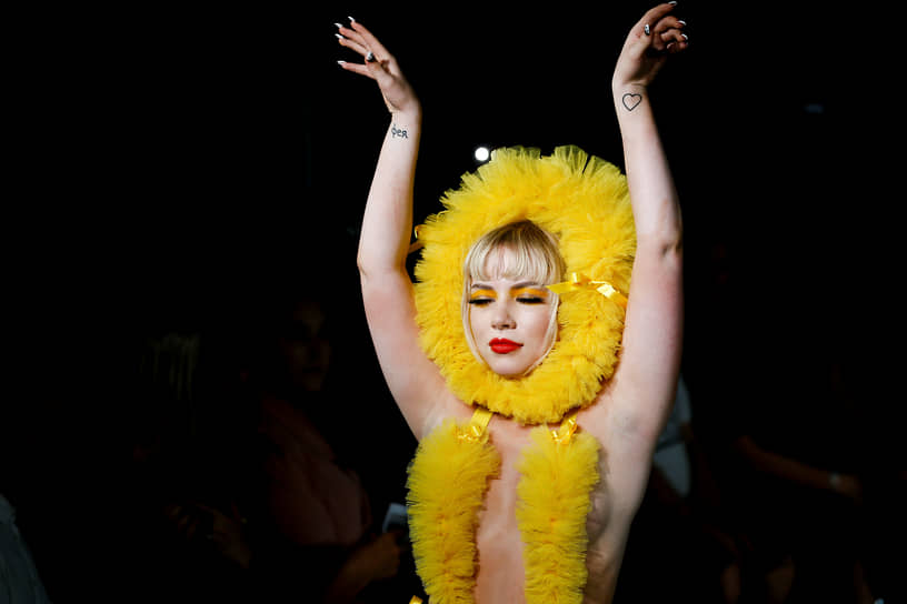 Пэм Хогг работала с лайкрой, кожей, тюлем, капроном, ПВХ, переработанными материалами и переосмысливала вещи из архивных коллекций