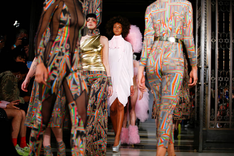 Кожаные куртки с заклепками, экстравагантные боди, вычурные головные уборы чередовались с летящими платьями с гиперженственными силуэтами