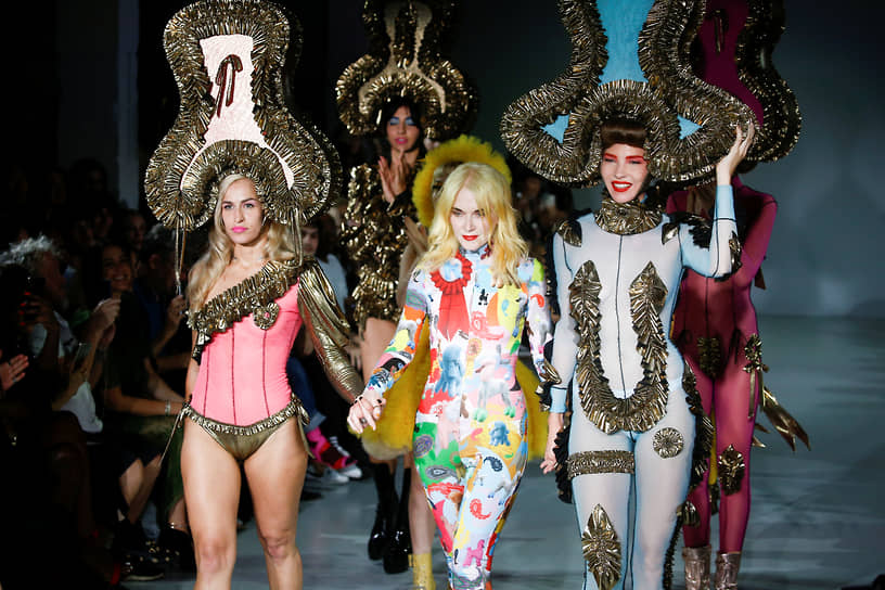 Пэм Хогг всегда носила ярко-желтые волосы, тем самым подчеркивая свою непохожесть на других. «Я ловлю эти фрагменты, которые парят у меня в голове, крошечные осколки, которые сталкиваются и в конце концов встают на свои места, как пазл»,— описывала она свой метод работы