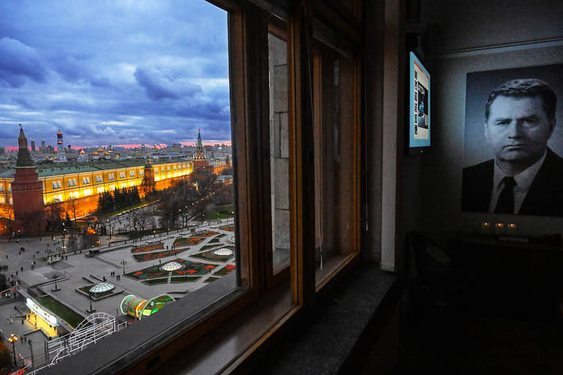 Вид на Манежную площадь из окна Госдумы