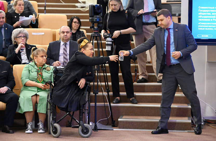 Чемпионка мира по парафитнесу Анастасия Белковская и первый зампред комитета по развитию гражданского общества Артем Бичаев на парламентских слушаниях