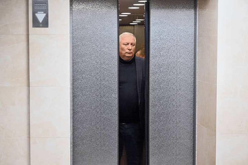 Депутат Анатолий Вороновский перед началом заседания по лишению его депутатской неприкосновенности