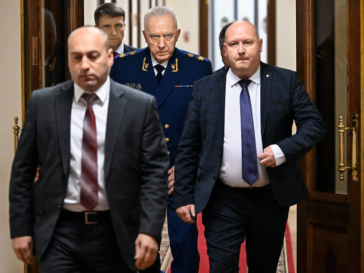 Генеральный прокурор России Александр Гуцан (в центре)