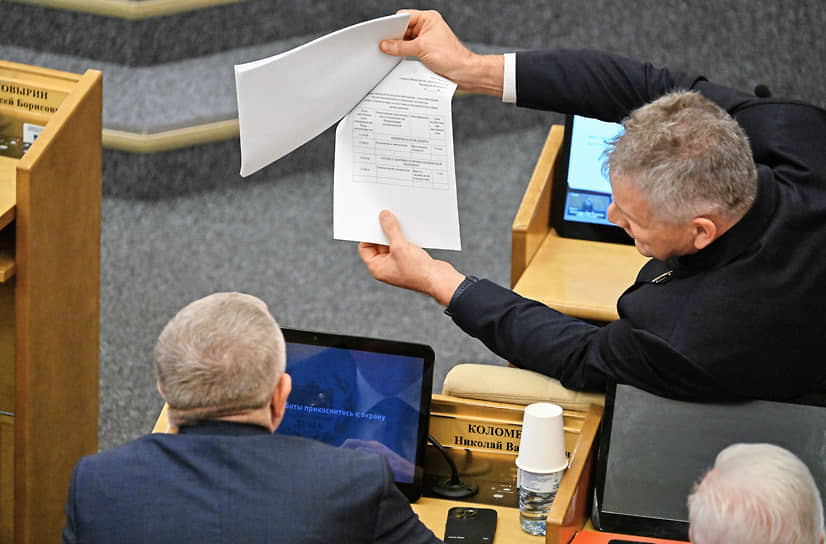 Заместитель комитета по охране здоровья Алексей Куринный (справа) и первый зампред комитета по труду, социальной политике и делам ветеранов Николай Коломейцев