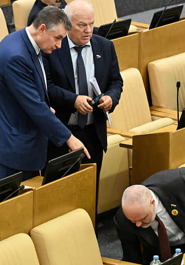 Слева направо: председатель ЛДПР Леонид Слуцкий, зампред комитета по экологии и охране окружающей среды Анатолий Грешневиков и депутат Николай Новичков