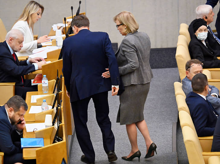 Слева направо: председатель партии «Справедливая Россия – За Правду» Сергей Миронов, председатель комитета по развитию гражданского общества Яна Лантратова, депутат Вячеслав Макаров и зампред комитета по охране здоровья Татьяна Соломатина