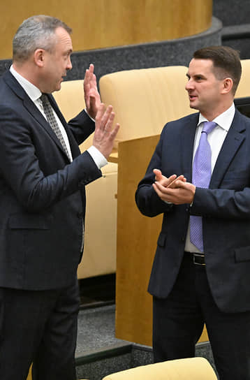 Зампред комитета по информационной политике, информационным технологиям и связи Евгений Попов (слева) и председатель комитета по труду, социальной политике и делам ветеранов Ярослав Нилов