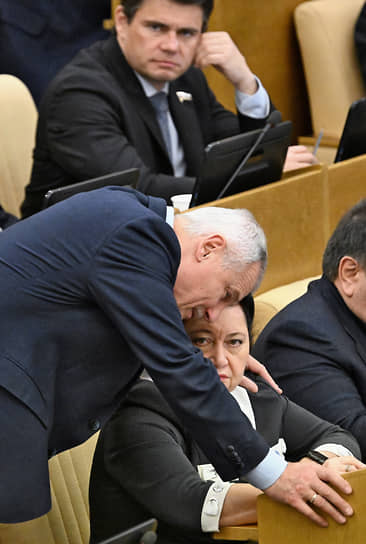 Депутат Николай Цед (слева) и зампред комиссии по регламенту и обеспечению деятельности Госдумы Раиса Кармазина