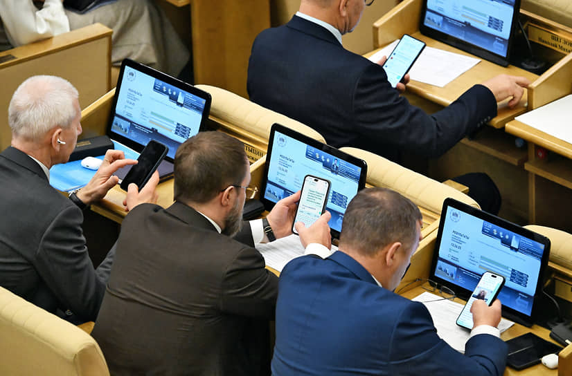 Слева направо: председатель комитета по физической культуре и спорту Олег Матыцин, депутаты Сергей Колунов и Динар Гильмутдинов