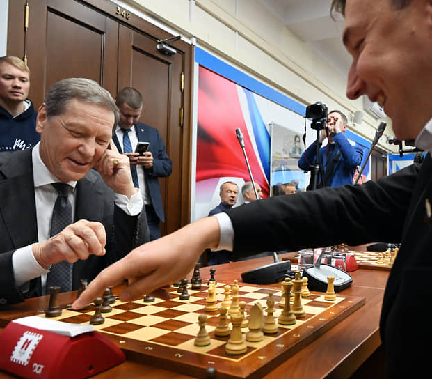 Гроссмейстер, сенатор от Крыма Сергей Карякин (справа) и первый зампред Госдумы Александр Жуков на Кубке профсоюзной организации Госдумы по шахматам