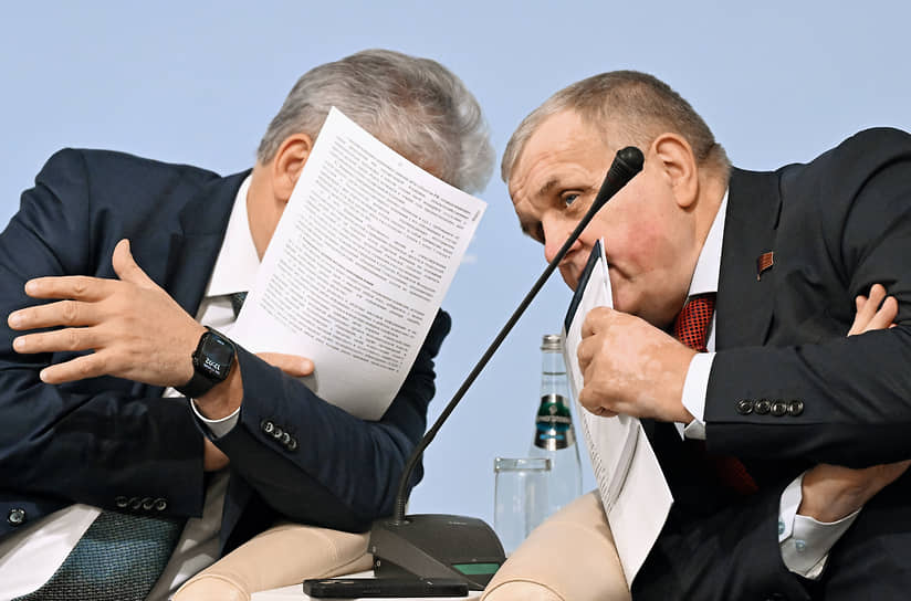 Директор ЗАО «Совхоз имени Ленина» Павел Грудинин (слева) и первый зампред комитета по труду Николай Коломейцев на заседании круглого стола на тему: «Законодательное регулирование развития биотехнологий в Российской Федерации. Агроэкологический аспект»