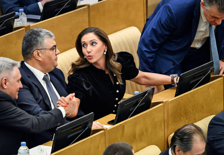 Слева направо: депутаты Аркадий Свистунов, Каплан Панеш  и Роза Чемерис