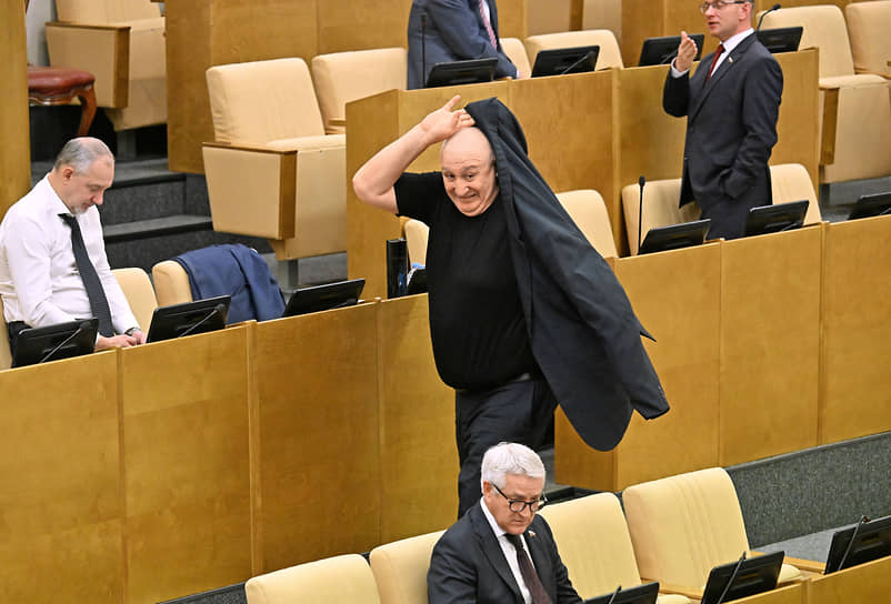 Депутат Мурат Хасанов (в центре)