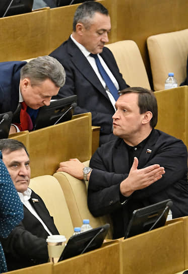 Слева направо: депутаты Сайгидпаша Умаханов, Анатолий Выборный, Виктор Пинский и Сергей Пахомов