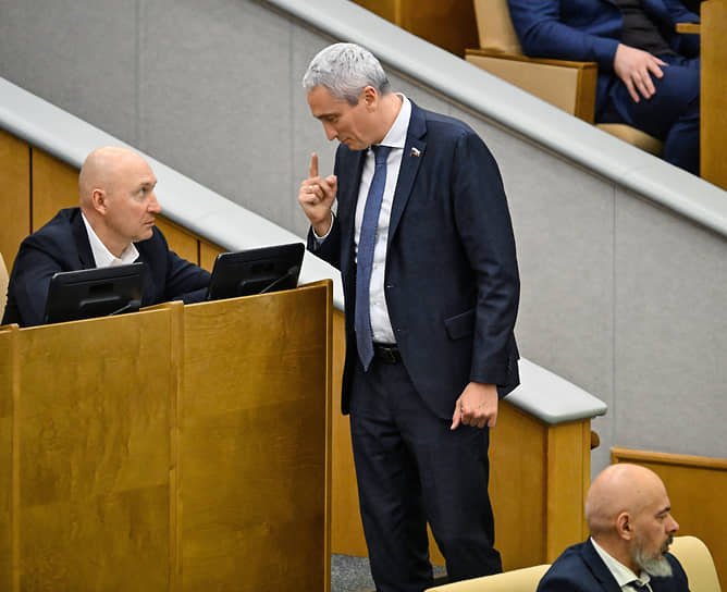 Слева направо: депутаты Михаил Старшинов, Евгений Нифантьев и Николай Николаев