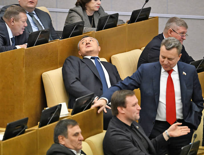 Председатель комиссии по регламенту и обеспечению деятельности Госдумы Виктор Пинский (в центре)