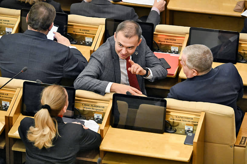 Депутат Юрий Афонин (в центре)
