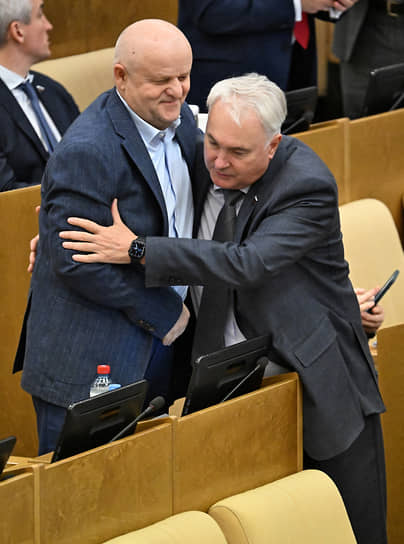 Депутат Абдулхаким Гаджиев (в центре) и председатель комитета по обороне Андрей Картаполов 