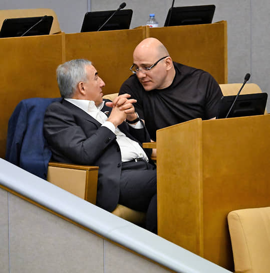 Зампред комитета по транспорту и развитию транспортной инфраструктуры Руслан Лечхаджиев (слева) и депутат Артур Таймазов