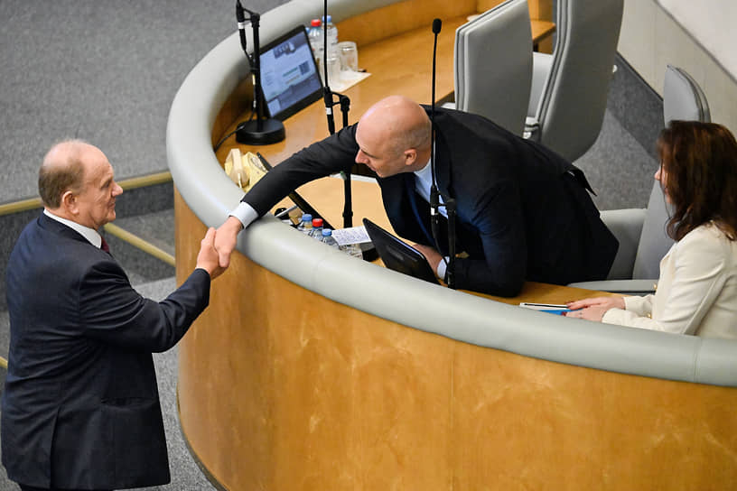 Лидер КПРФ Геннадий Зюганов (слева), министр финансов Антон Силуанов и его первый заместитель Ирина Окладникова