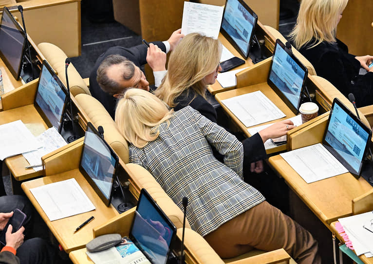 Председатель комитета по экономполитике Максим Топилин (слева) и депутат Лариса Тутова (справа)