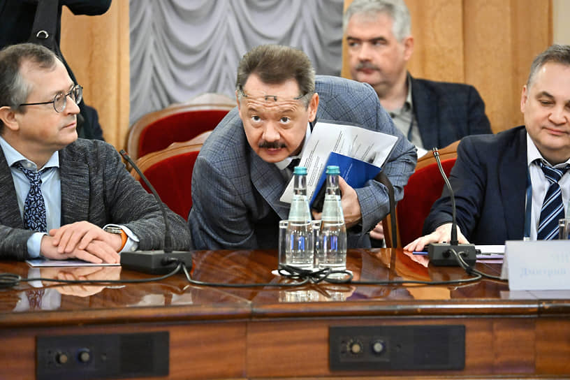 Депутат Владимир Новиков (в центре) на межфракционной конференции