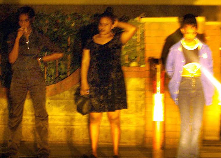 В мировом масштабе вирус иммунодефицита человека распространился, когда в Африке выросли города, куда подались люди из сельской местности и где одинокие женщины могли выжить, только занимаясь проституцией
