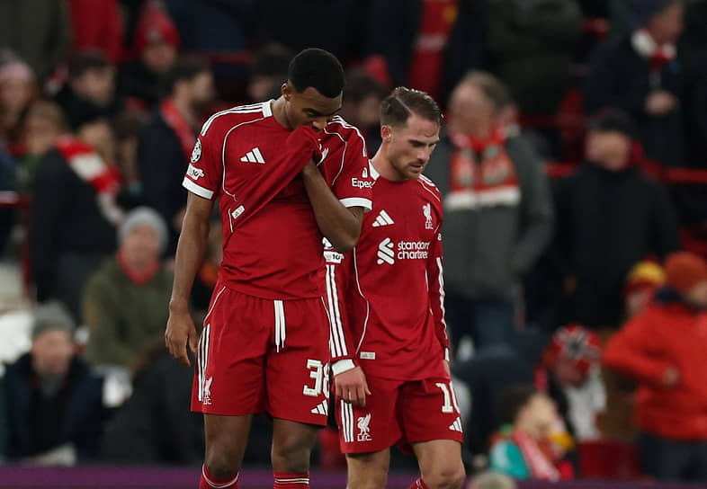 Футболисты «Ливерпуля» Райан Гравенберх (слева) и Алексис Макаллистер в матче Лиги чемпионов против ПСВ 