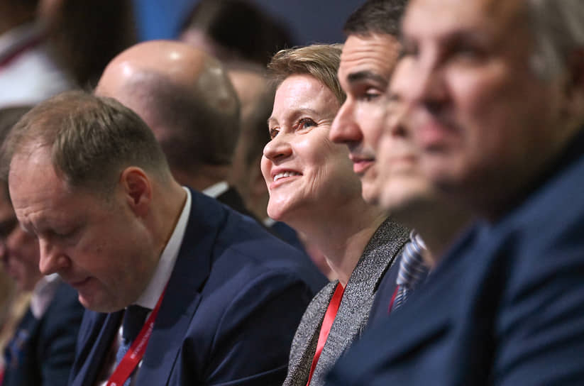 Руководитель образовательного фонда «Талант и успех», председатель совета федеральной территории Сириус Елена Шмелева (в центре) на пленарном заседании «Энергия»