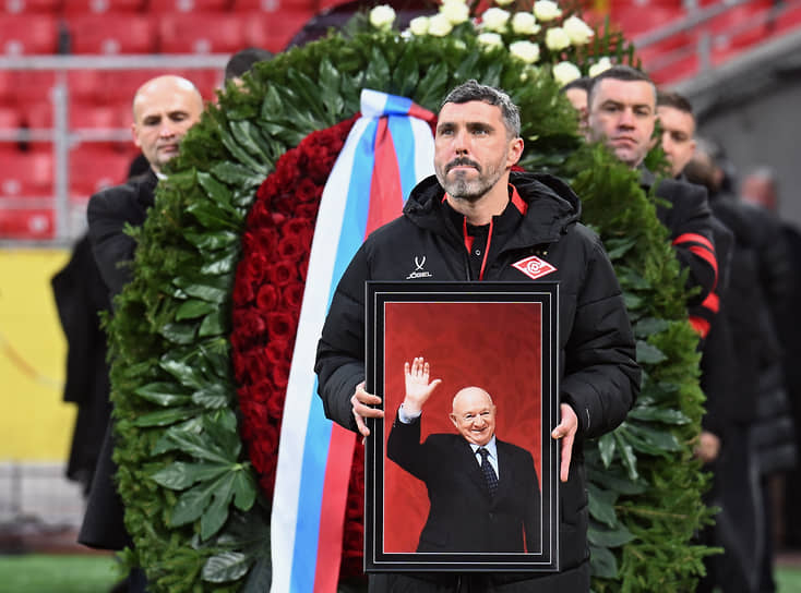 Футболист Никита Баженов с портретом Никиты Симоняна