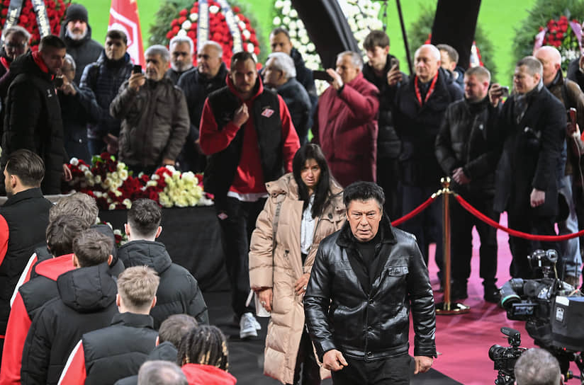 Ректор Академии футбола и вратарского искусства Ринат Дасаев (в центре) на церемонии