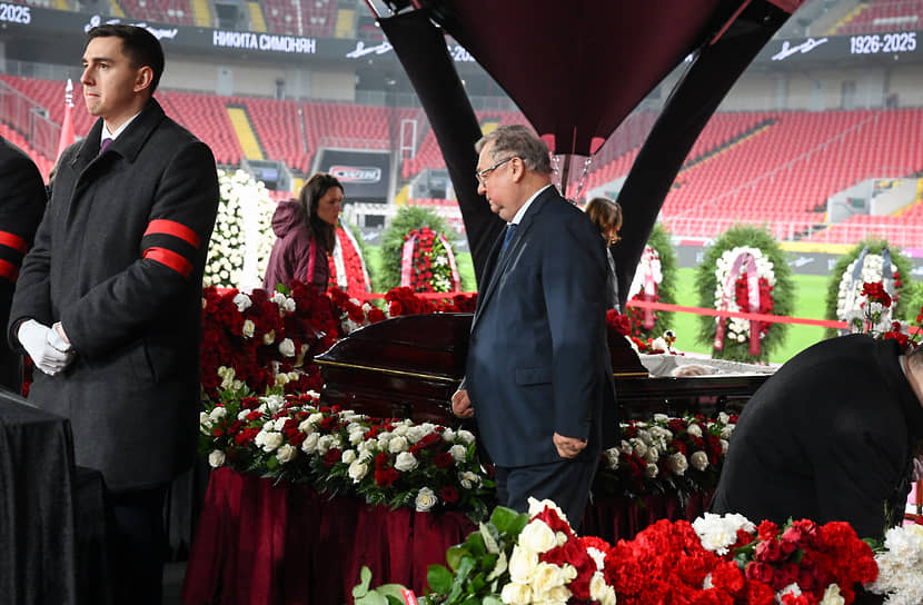 Председатель Ассоциации юристов России Сергей Степашин (в центре)