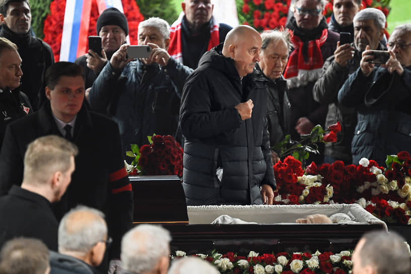 Главный тренер «Ахмата» Станислав Черчесов (в центре)