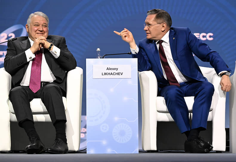 Президент Национального исследовательского центра (НИЦ) «Курчатовский институт» Михаил Ковальчук (слева) и генеральный директор госкорпорации «Росатом» Алексей Лихачев во время пленарной сессии КМУ