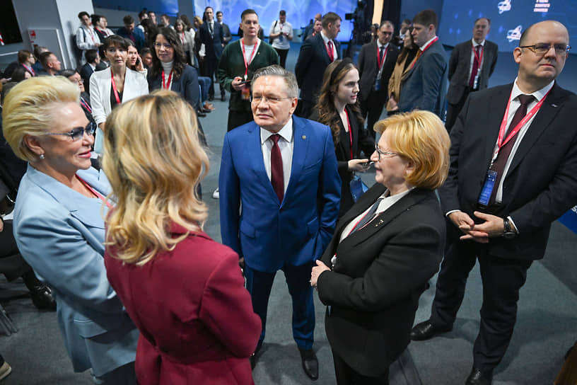 Гендиректор «Росатома» Алексей Лихачев (в центре), руководитель Федерального медико-биологического агентства Вероника Скворцова (вторая справа), ректор Национального исследовательского ядерного университета МИФИ Владимир Шевченко (справа) и первый заместитель руководителя ФМБА Татьяна Яковлева (слева)