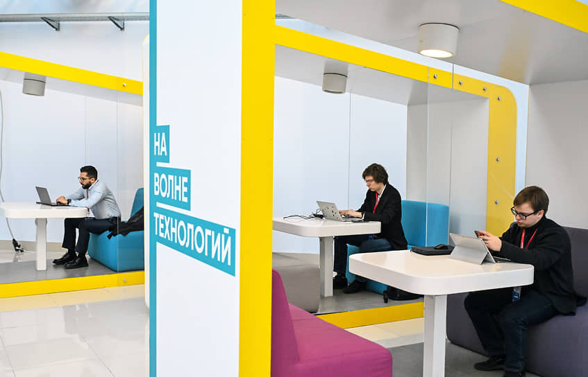 Посетители выставки научных достижений