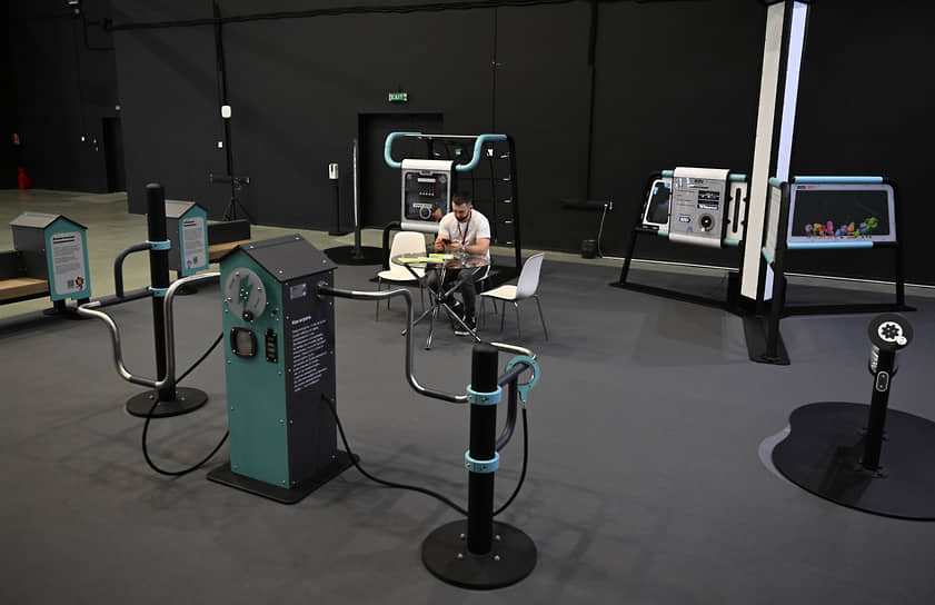 Экспонаты выставки научных достижений на стенде «Альфа-Банка»